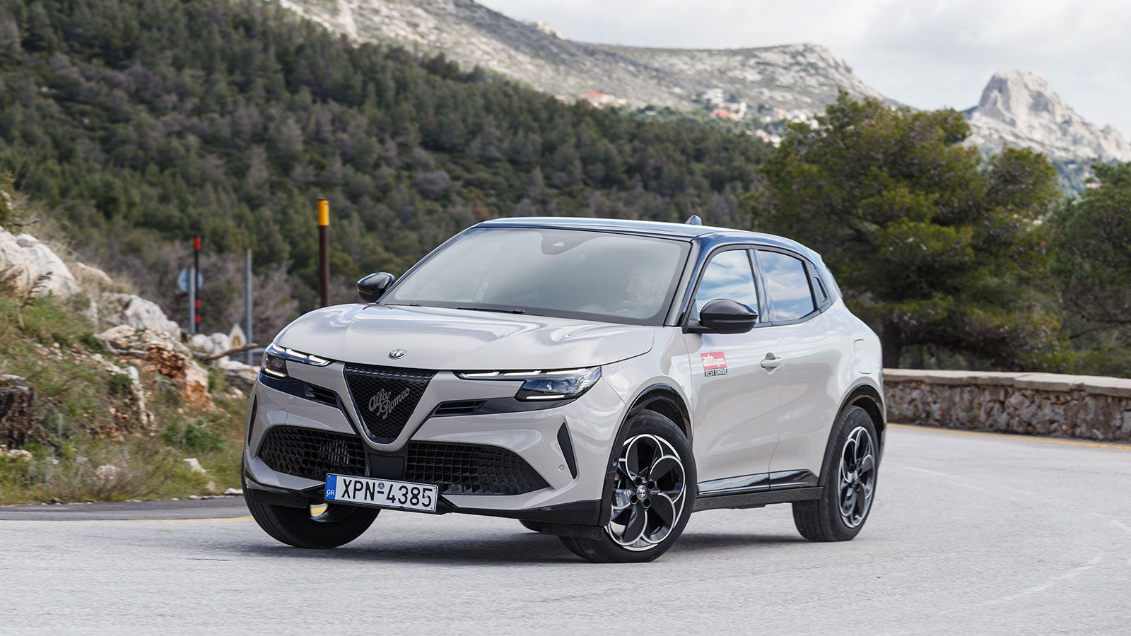 Δοκιμάζουμε και βαθμολογούμε την ήπια υβριδική Alfa Romeo Junior Ibrida Q4 145 PS.