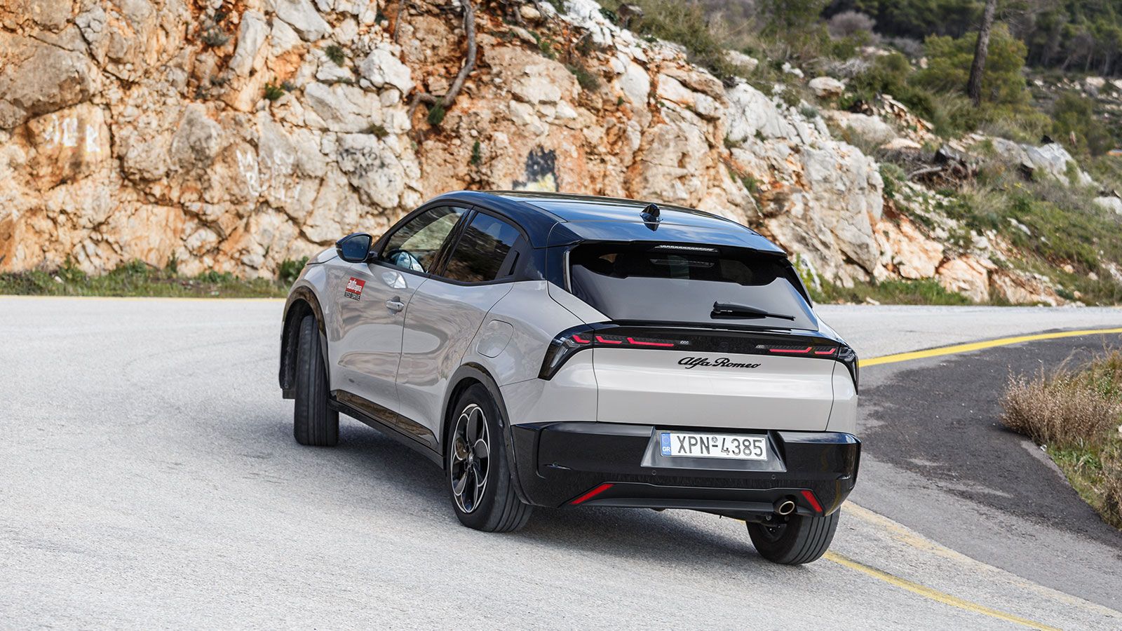 Στο πίσω μέρος, το «κοφτό» σχήμα της ουράς, αποκαλούμενο «Coda Cronica», αποτελεί φόρο τιμής σε ιστορικά μοντέλα του κατασκευαστή, όπως η Giulia TZ.