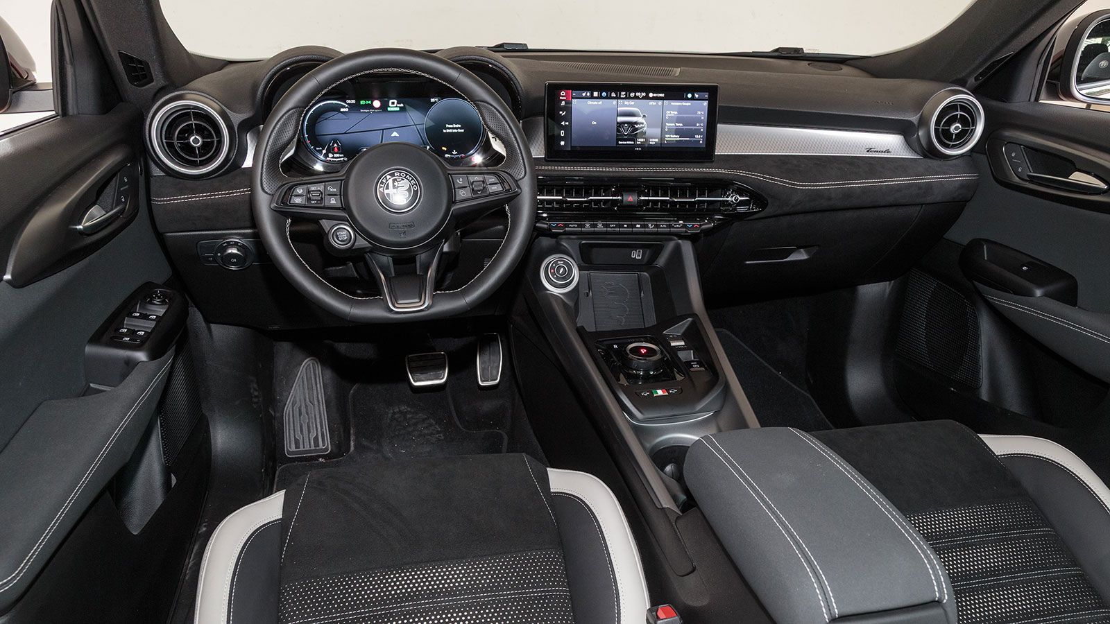 Alfa Romeo Tonale. Πόσο καλό είναι σε εξοπλισμό άνεσης και ασφάλειας.
