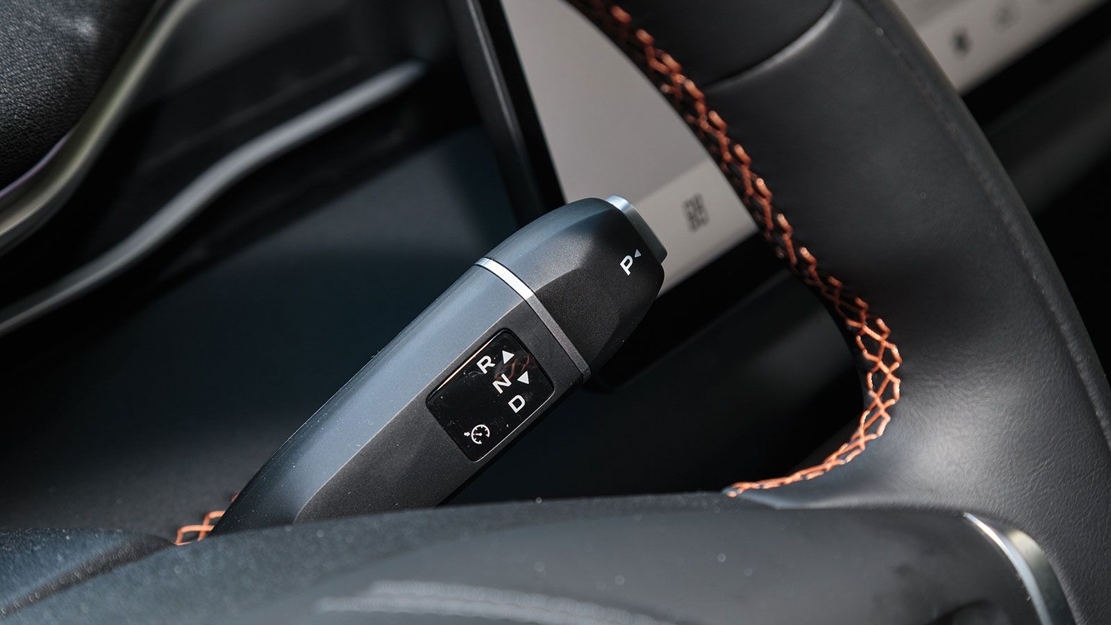 Changan Deepal S05. Πόσο καλό είναι σε εξοπλισμό άνεσης και ασφάλειας.