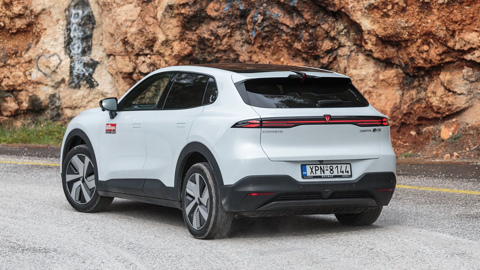 Δυνατότητα ταχυφόρτισης DC μέσω υποδοχής στα 200 kW, που μεταφράζεται σε επίπεδο φόρτισης από 10-80% σε μόλις 23 λεπτά.