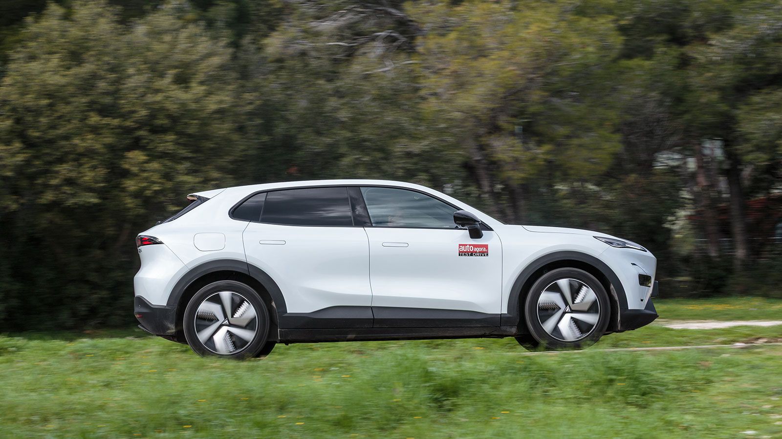 Οι αναδιπλούμενες χειρολαβές τονίζουν τον τεχνολογικό χαρακτήρα, ενώ οι μεγάλες ζάντες – μέχρι 20 ίντσες – ενισχύουν την συνολική εικόνα.