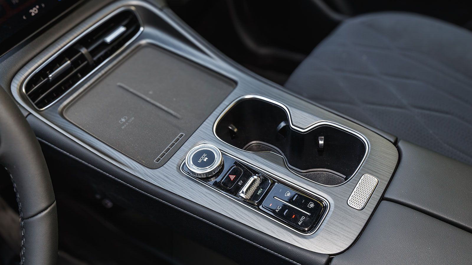 Chery Tiggo 8. Πόσο καλό είναι σε εξοπλισμό άνεσης και ασφάλειας.