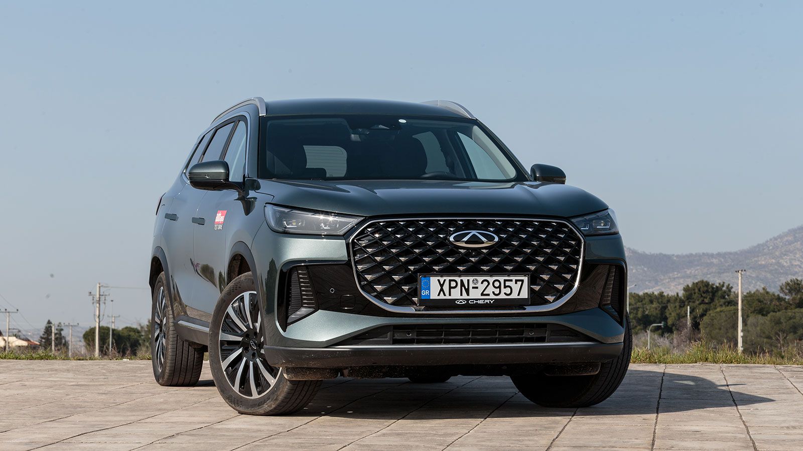 Στο εμπρός μέρος ξεχωρίζει η μεγάλη μάσκα με το τρισδιάστατο «διαμαντένιο» μοτίβο, η οποία πλαισιώνεται από λεπτά φωτιστικά σώματα LED.