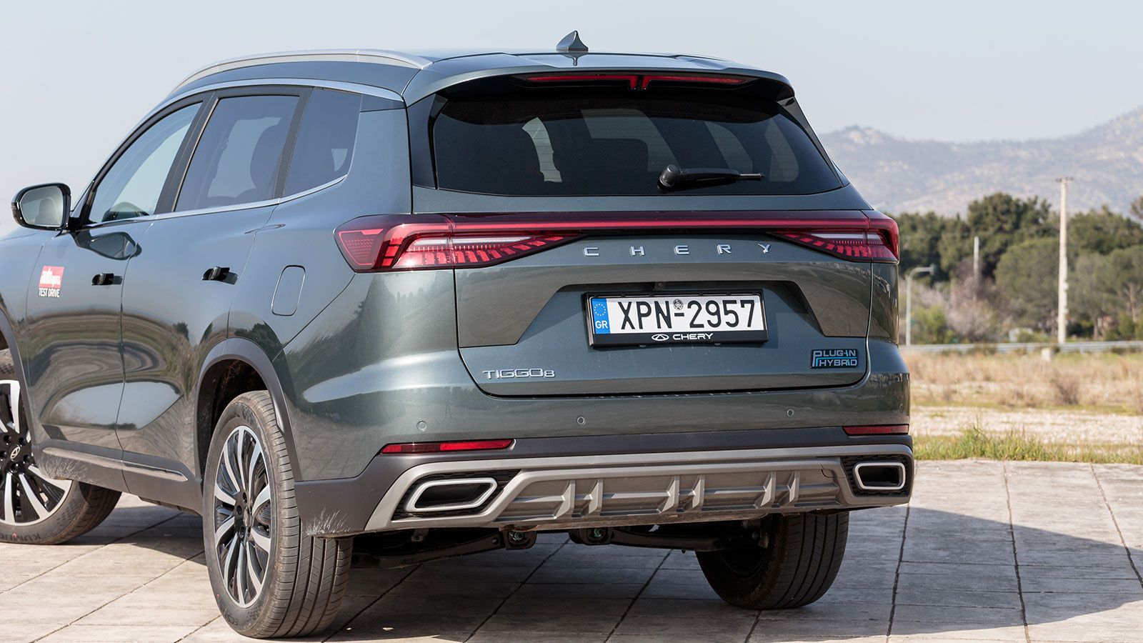 Στο πίσω μέρος, τα φωτιστικά σώματα με τα όμορφα LED γραφικά ενώνονται μέσω μιας οριζόντιας φωτεινής λωρίδας.