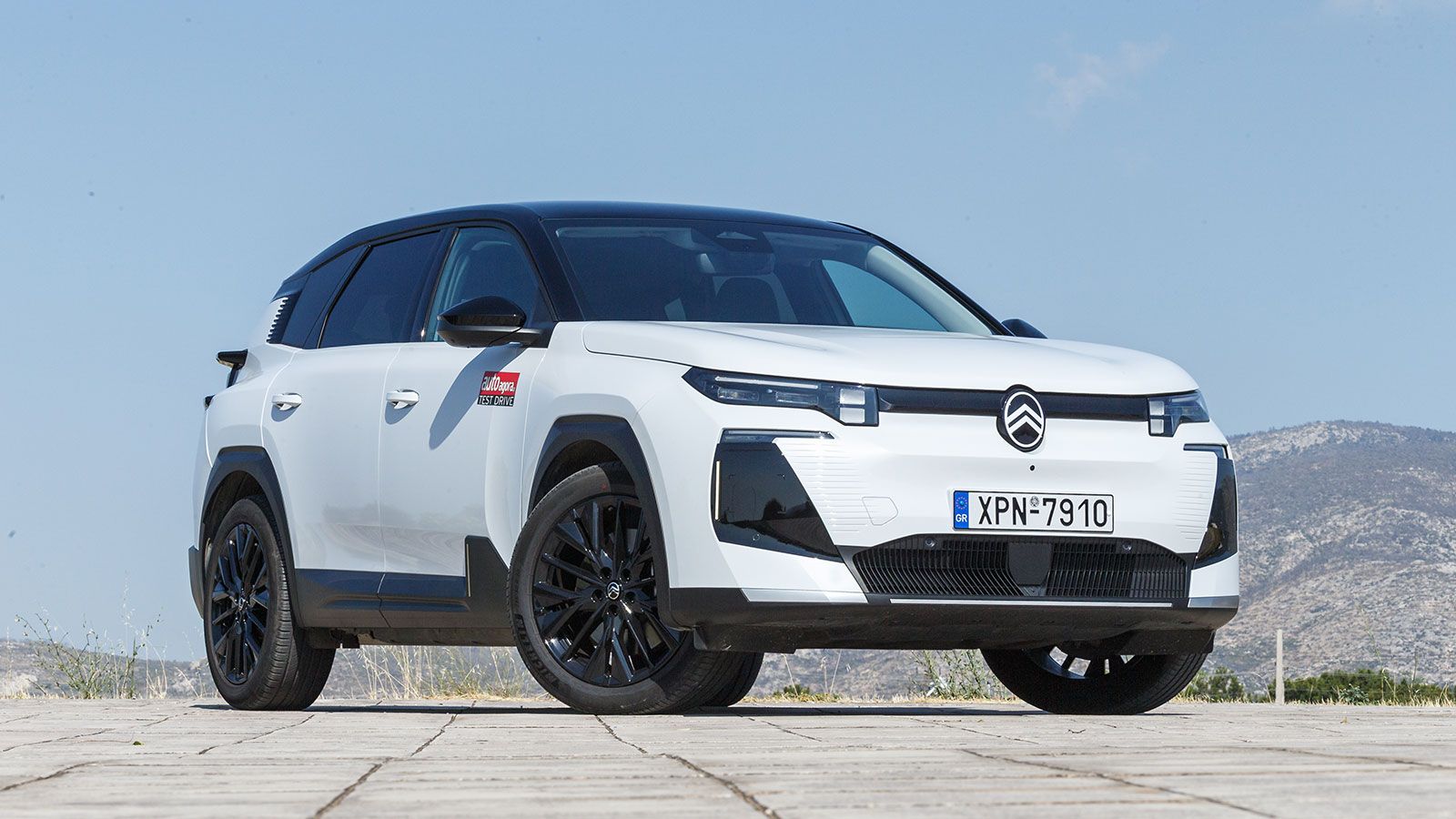 Ακολουθεί τη νέα σχεδιαστική γλώσσα της Citroen με το μεγάλο λογότυπο και τους λεπτούς LED προβολείς με φωτεινά στοιχεία. 