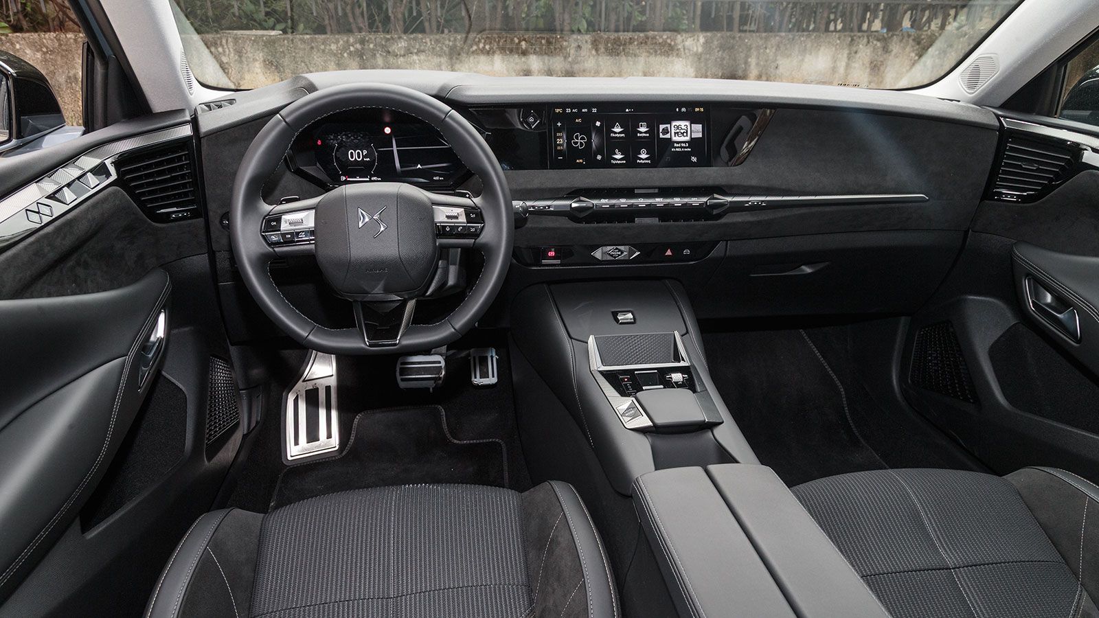 Ds No 4. Πόσο καλό είναι σε εξοπλισμό άνεσης και ασφάλειας.