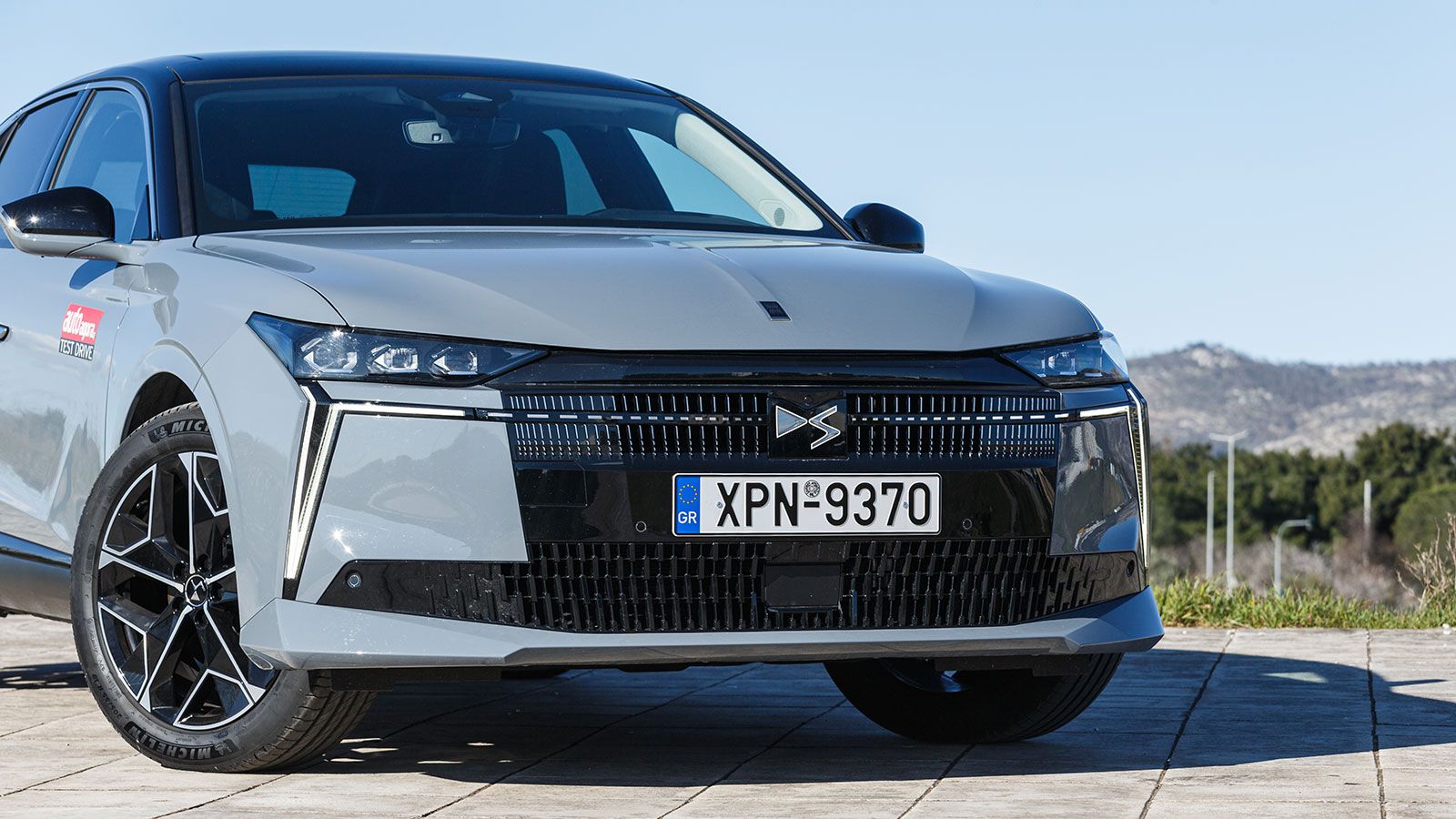 Η νέα φωτεινή υπογραφή, λεπτή και αιχμηρή, λειτουργεί σχεδόν σαν κόσμημα.