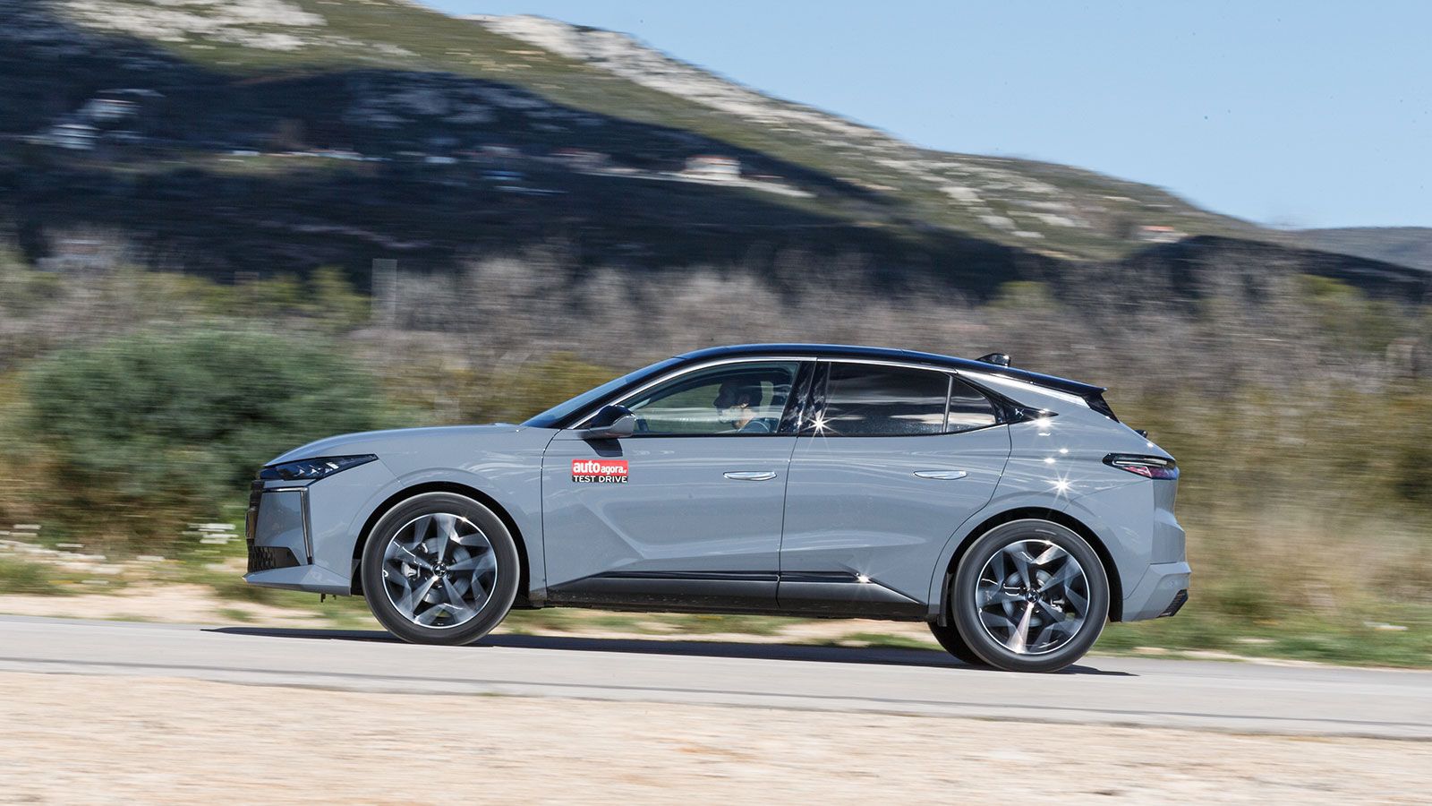 Το μακρύ καπό και η ελαφρώς κεκλιμένη γραμμή οροφής δημιουργούν μια σιλουέτα που ακροβατεί ανάμεσα στο hatchback και σε μια πιο coupe λογική.