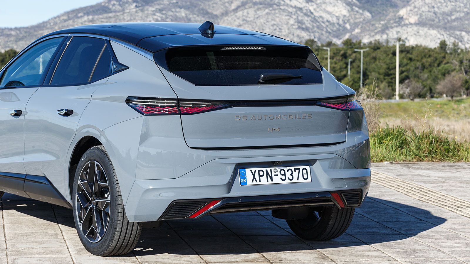 Στην πόρτα του πορτμπαγκάζ πλέον αναγράφεται η νέα ονομασία του μοντέλου.