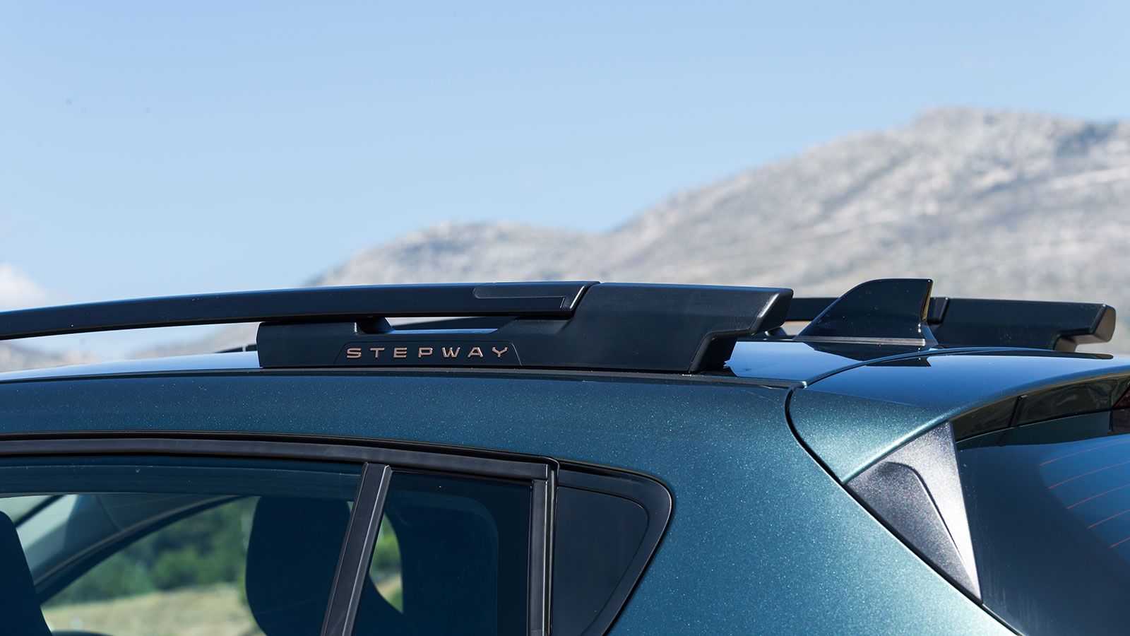 Η έκδοση Stepway προσθέτει και μπάρες οροφής.