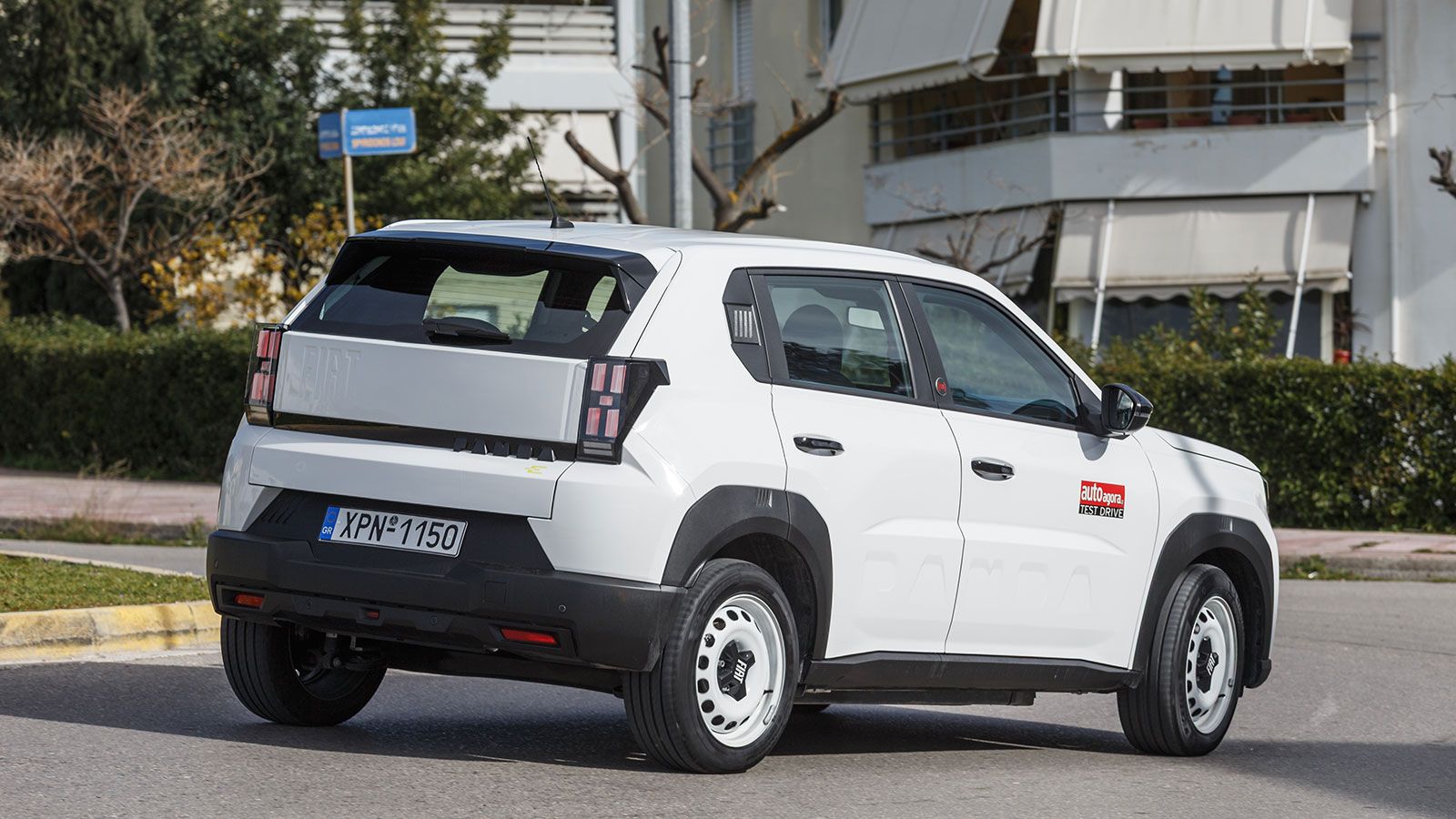 Στην πόλη, μπορεί να διανύσει έως και 345 χλμ. με μία φόρτιση.