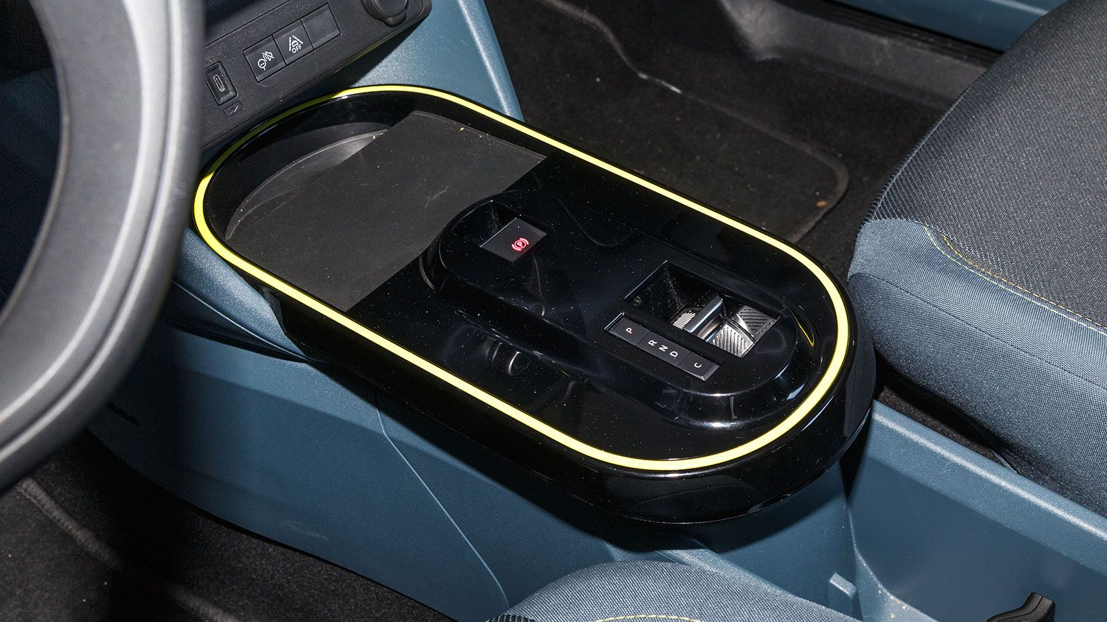 Λιτό και λειτουργικό εσωτερικό με αναπάντεχα καλούς χώρους και ουσιαστικό εξοπλισμό