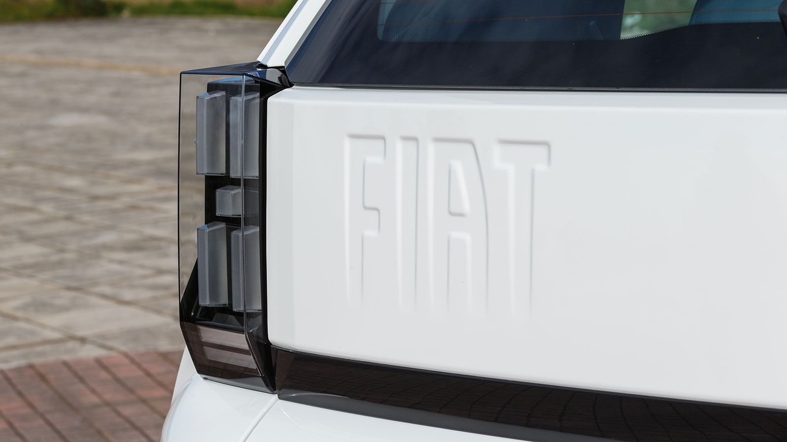 Σχεδιαστικά ρετρό αλλά συνάμα μοντέρνο, συνδυάζει συμπαγείς διαστάσεις και crossover χαρακτήρα