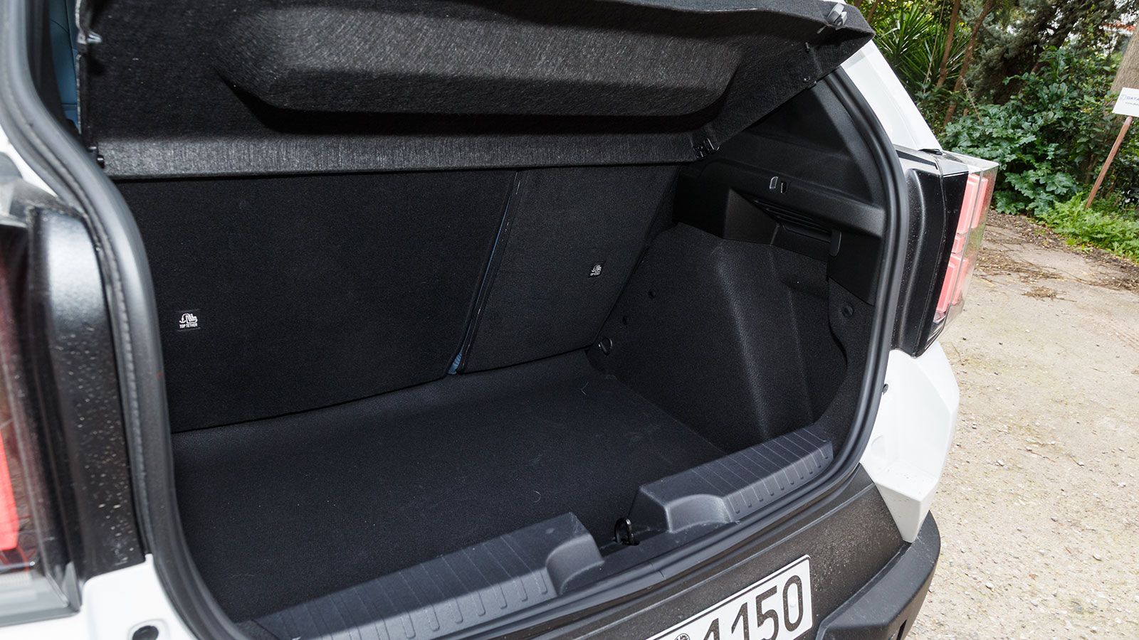 Λιτό και λειτουργικό εσωτερικό με αναπάντεχα καλούς χώρους και ουσιαστικό εξοπλισμό