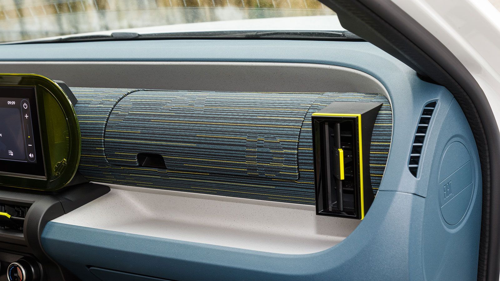 Λιτό και λειτουργικό εσωτερικό με αναπάντεχα καλούς χώρους και ουσιαστικό εξοπλισμό