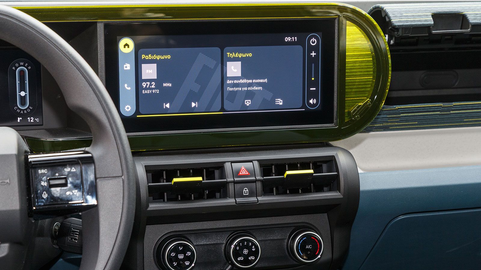 Λιτό και λειτουργικό εσωτερικό με αναπάντεχα καλούς χώρους και ουσιαστικό εξοπλισμό