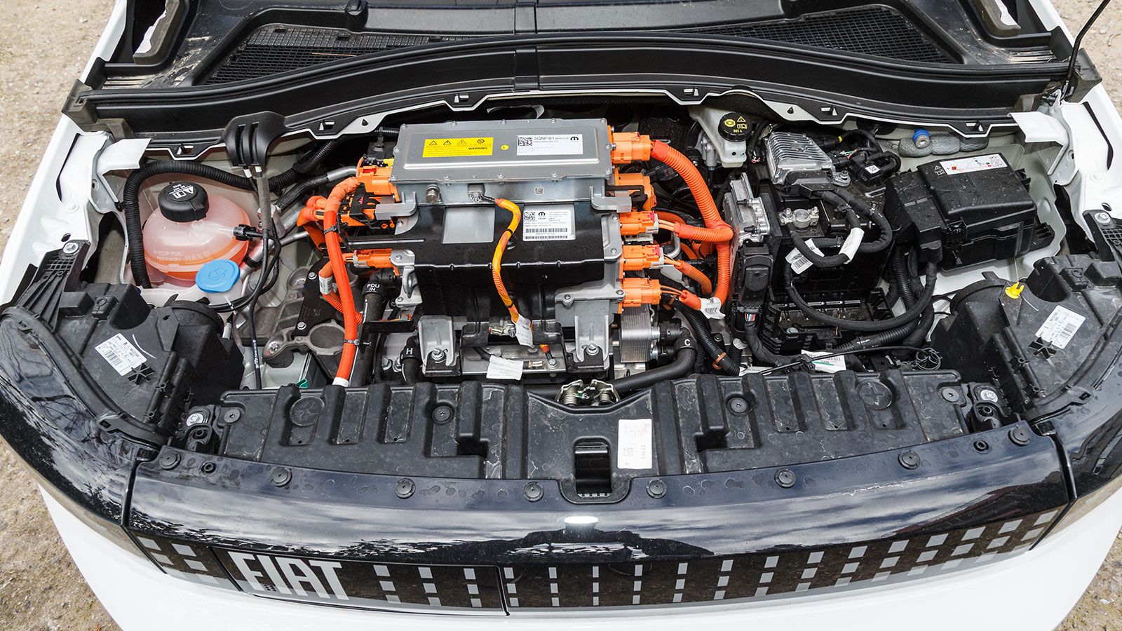 Βγάζει 345 χλμ. στην πόλη και έχει ενσωματωμένο αναδιπλούμενο καλώδιο φόρτισης AC 7,4 kW