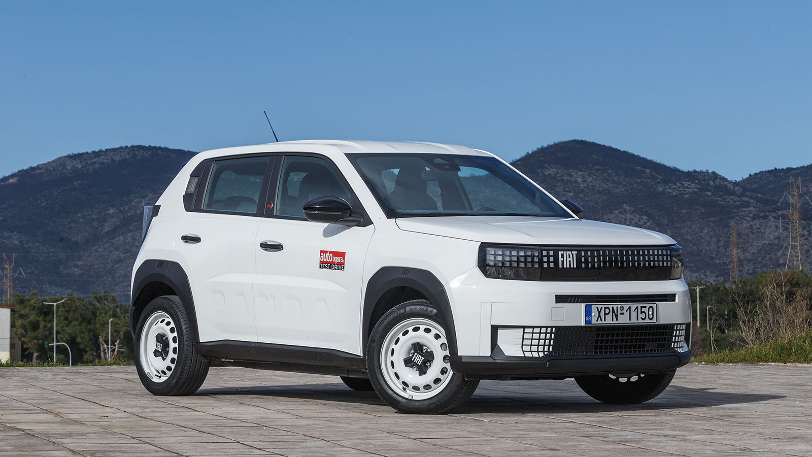 Τα φωτιστικά σώματα ενσωματώνονται σε μια μαύρη, οριζόντια γυαλιστερή επιφάνεια.