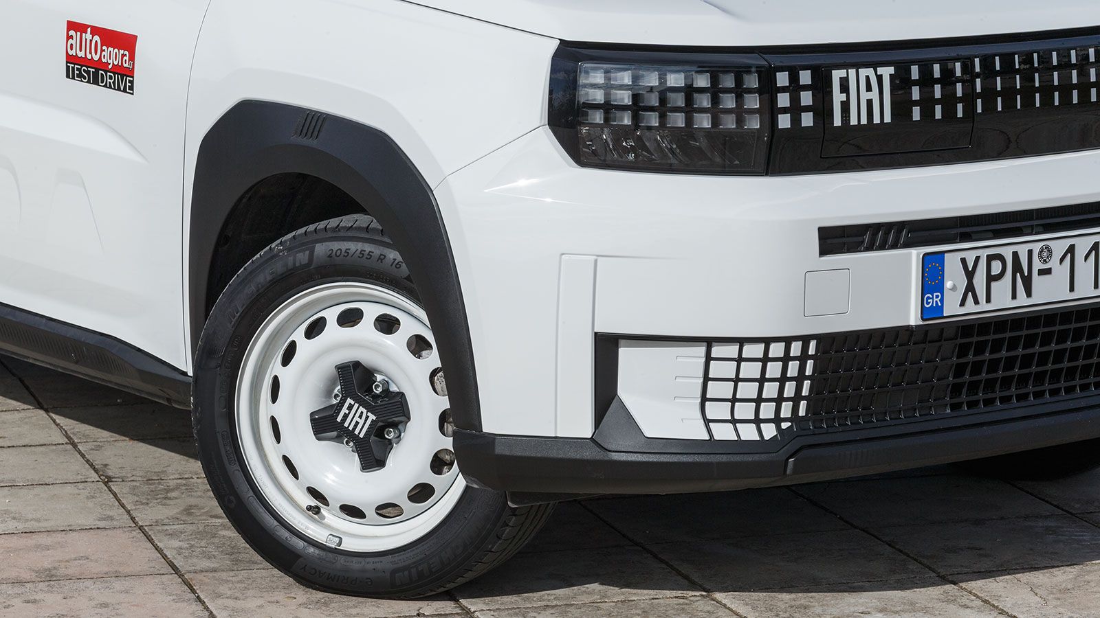 Σχεδιαστικά ρετρό αλλά συνάμα μοντέρνο, συνδυάζει συμπαγείς διαστάσεις και crossover χαρακτήρα