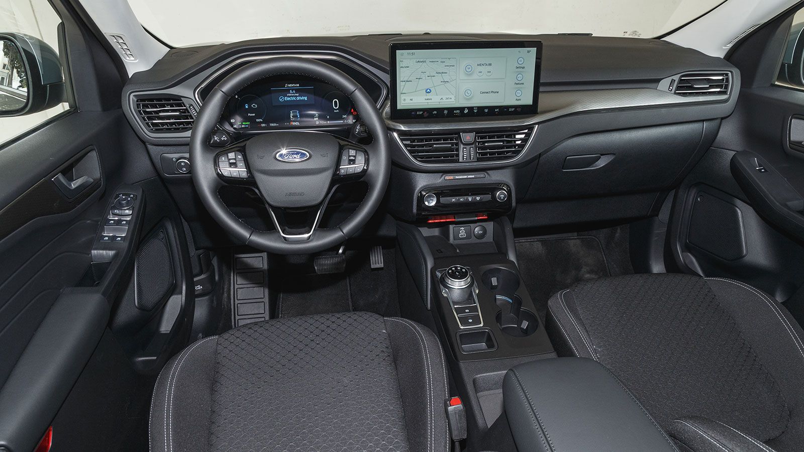 Ford Kuga. Πόσο καλό είναι σε εξοπλισμό άνεσης και ασφάλειας.