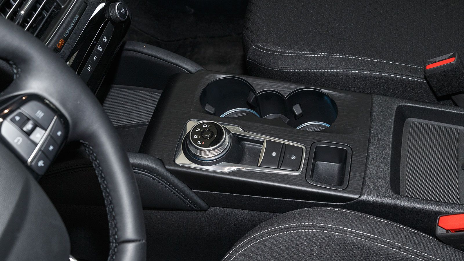 Ford Kuga. Πόσο καλό είναι σε εξοπλισμό άνεσης και ασφάλειας.