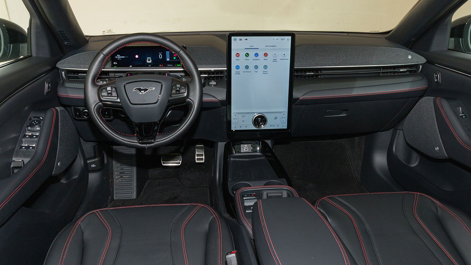 Ford Mustang Mach-e. Πόσο καλό είναι σε εξοπλισμό άνεσης και ασφάλειας.
