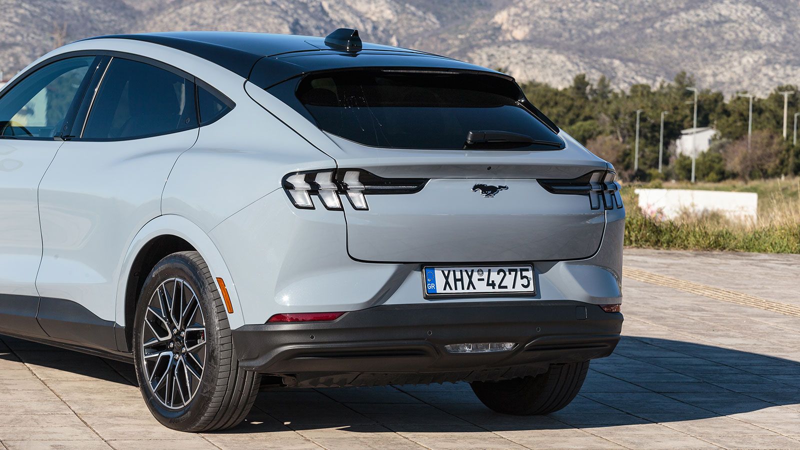 Τα χαρακτηριστικά πίσω φωτιστικά σώματα με τις τρεις κάθετες λωρίδες θυμίζουν ξεκάθαρα τη θερμική Mustang.