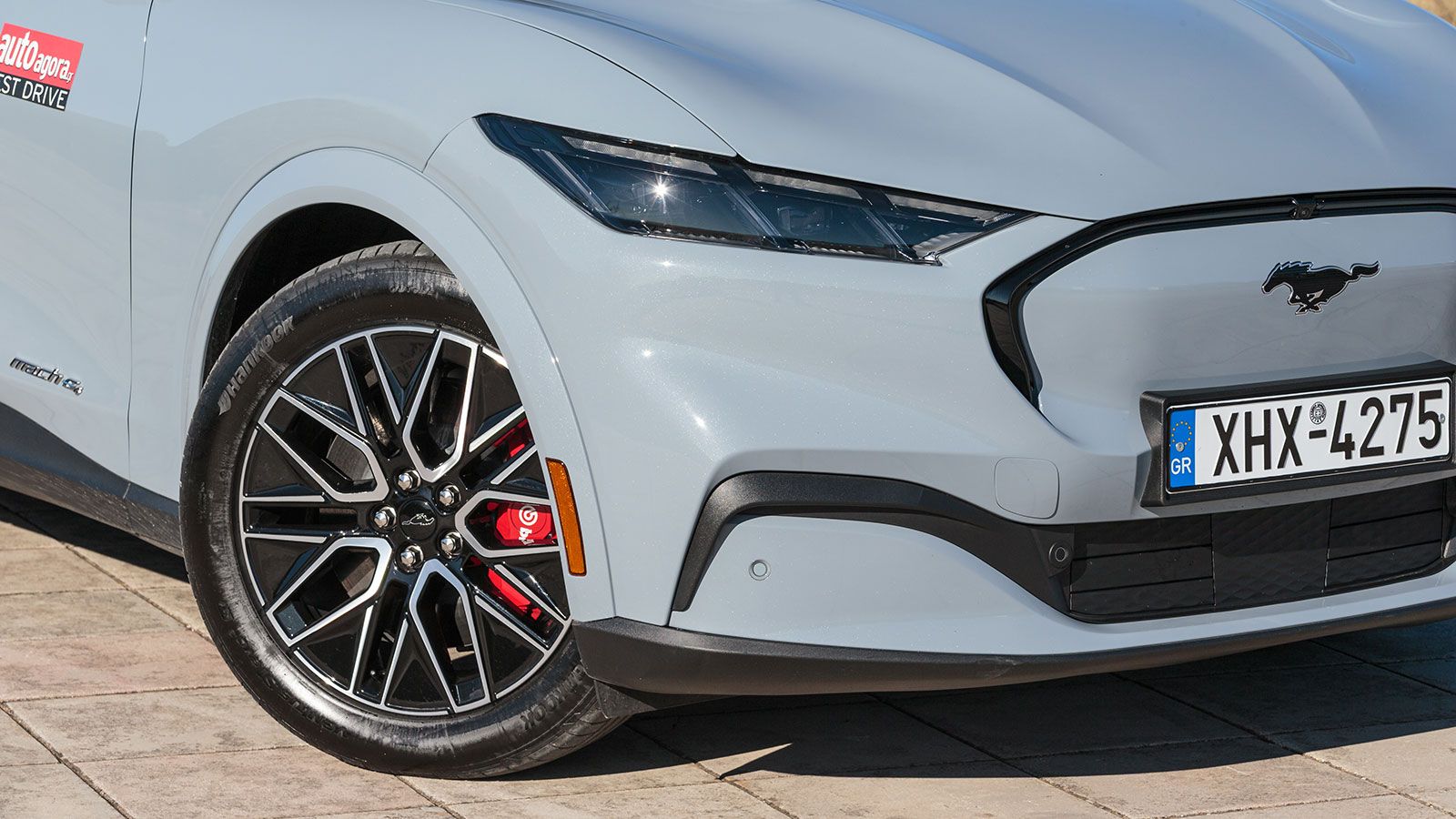 Οι κόκκινες δαγκάνες φανερώνουν τον σπορ προσανατολισμό του.