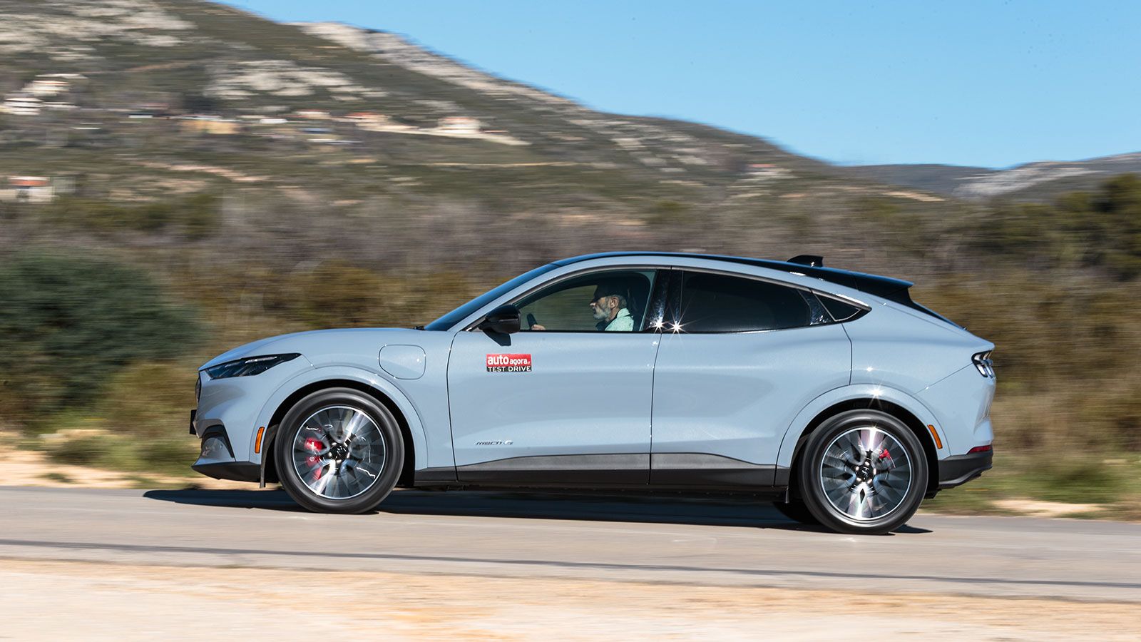 Μακρύ καπό για τα δεδομένα της κατηγορίας και γραμμή οροφής που κατεβαίνει δυναμικά προς τα πίσω.