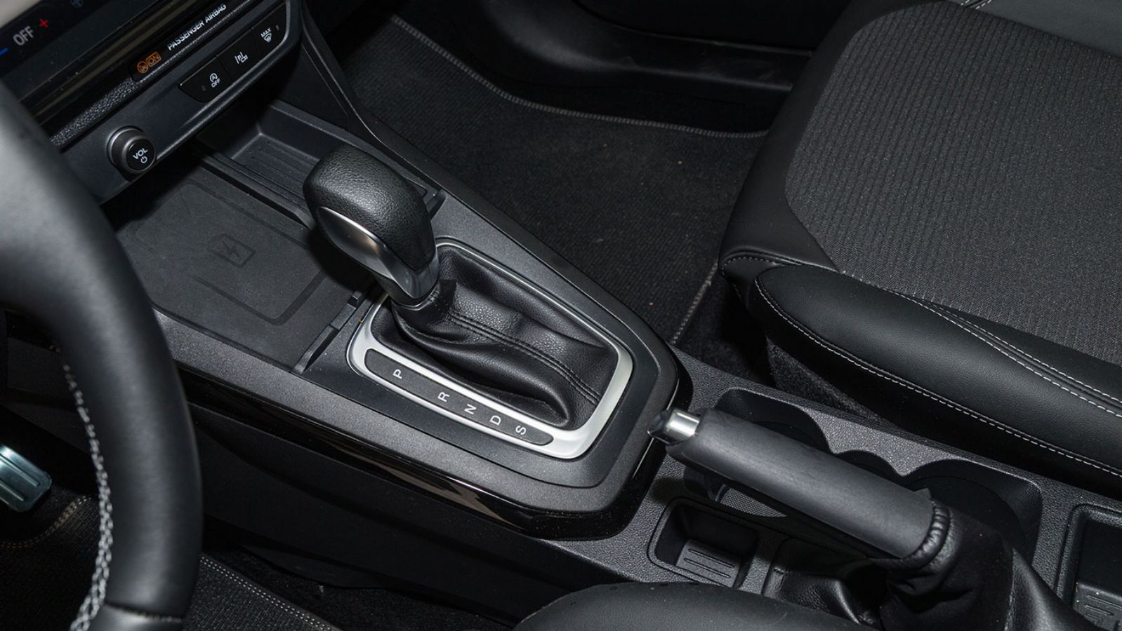 Ford Puma. Πόσο καλό είναι σε εξοπλισμό άνεσης και ασφάλειας.