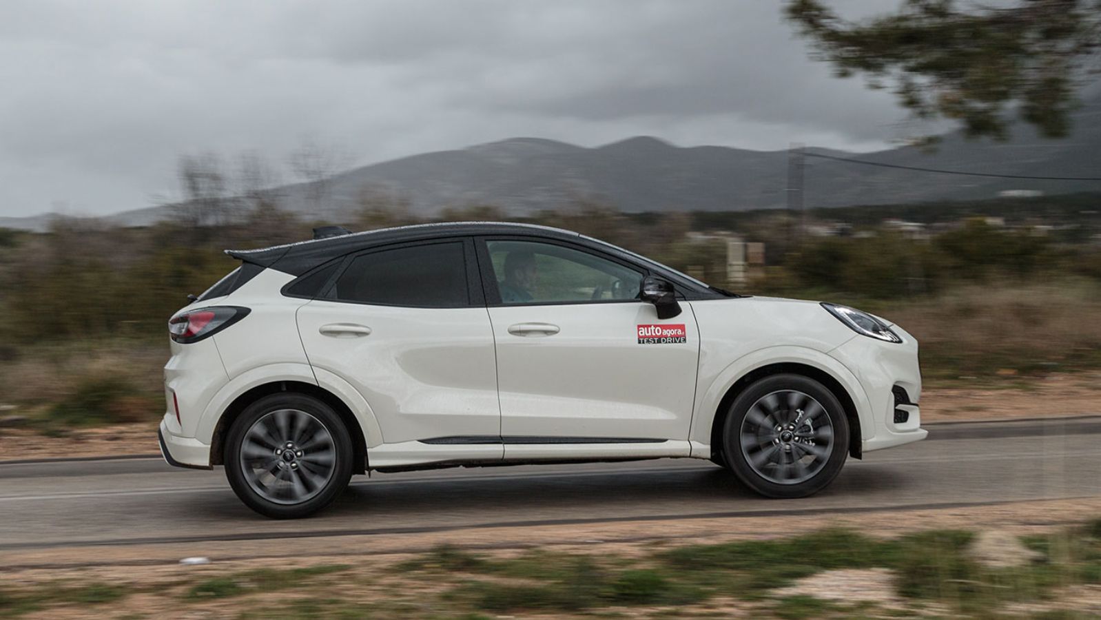 Έντονες καμπύλες, δυναμικές γραμμές και συμπαγείς διαστάσεις.