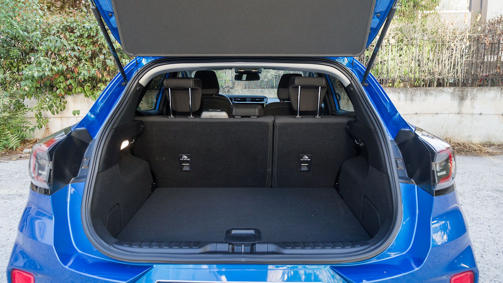 Alfa Romeo Junior VS Ford Puma. Ποιο ξεχωρίζει σε εξοπλισμό ασφάλειας και άνεσης.