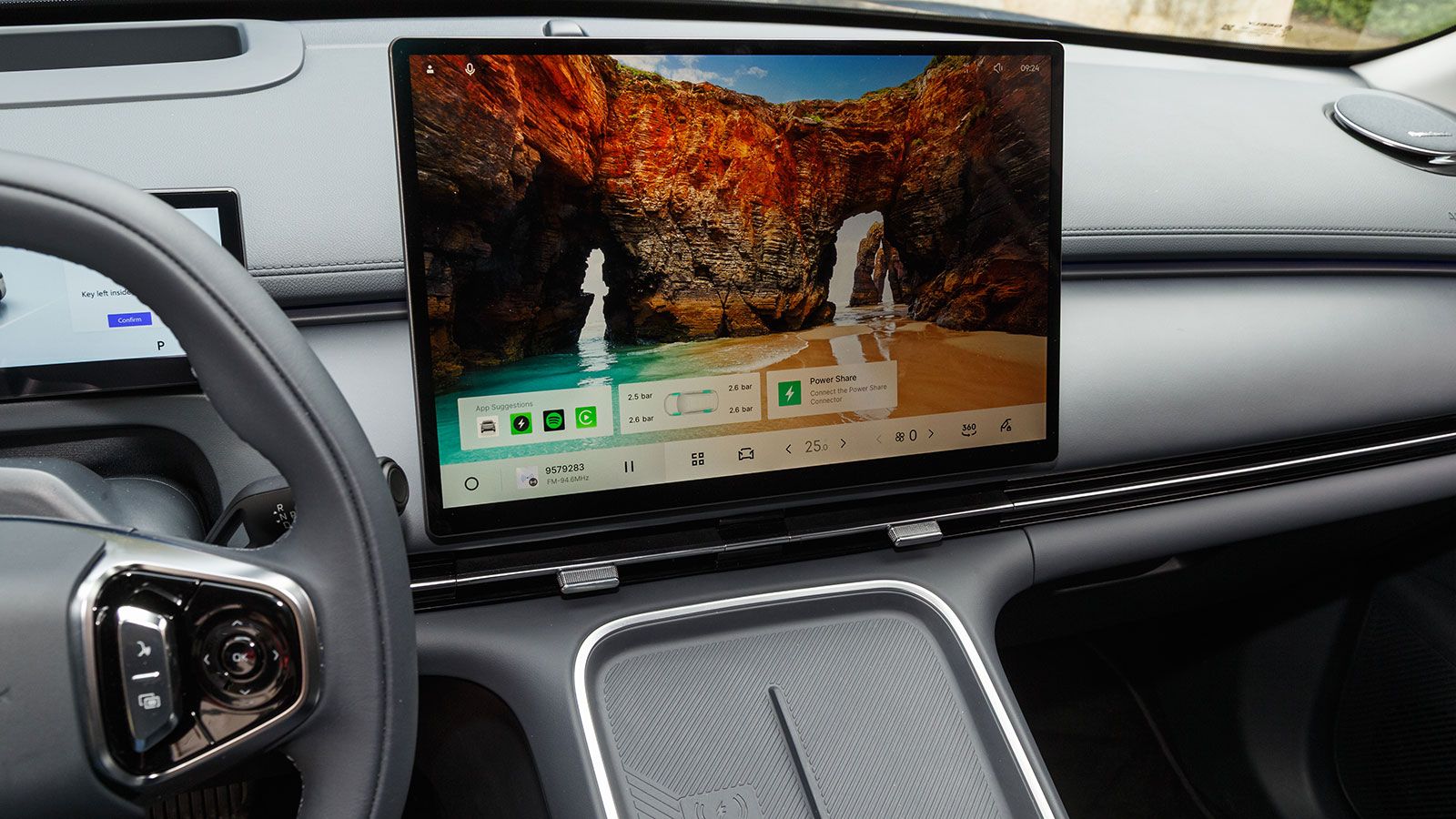 Geely Starray. Πόσο καλό είναι σε εξοπλισμό άνεσης και ασφάλειας.