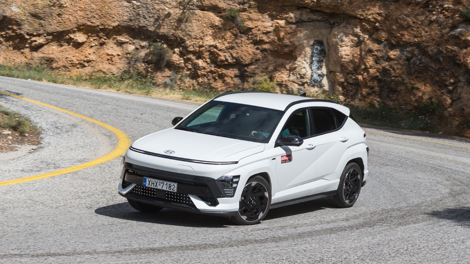Hyundai Kona. Τι βαθμό παίρνει σε κατανάλωση, χώρους, επιδόσεις, εγγυήσεις.
