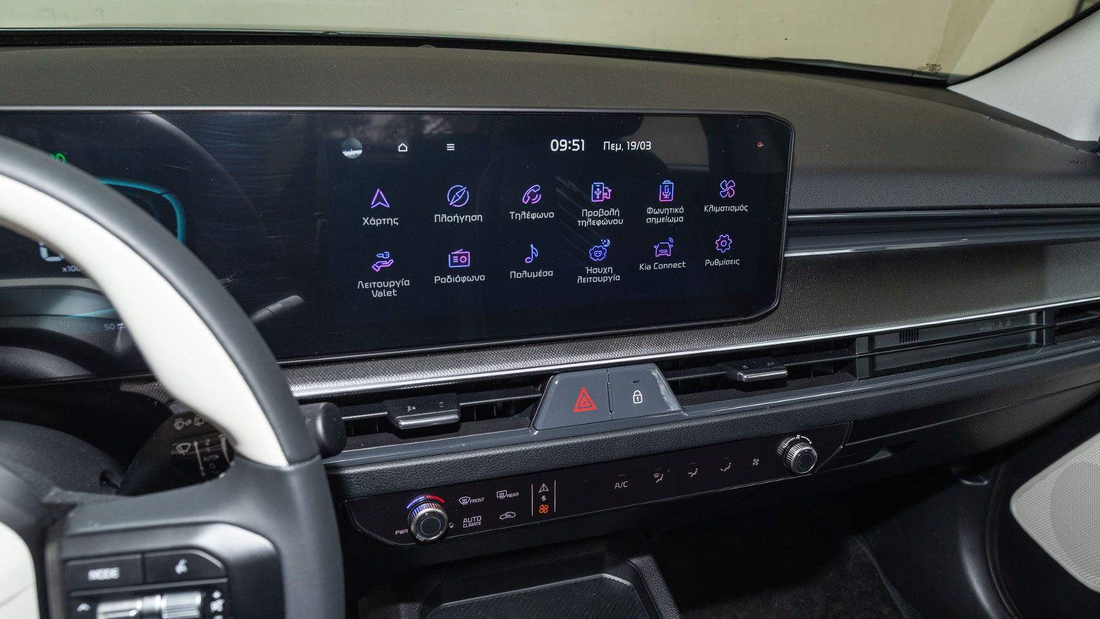 Kia Stonic. Πόσο καλό είναι σε εξοπλισμό άνεσης και ασφάλειας.