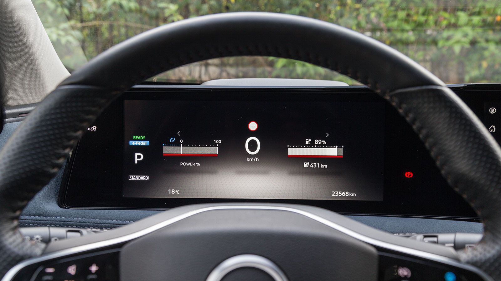 Nissan Ariya. Πόσο καλό είναι σε εξοπλισμό άνεσης και ασφάλειας.