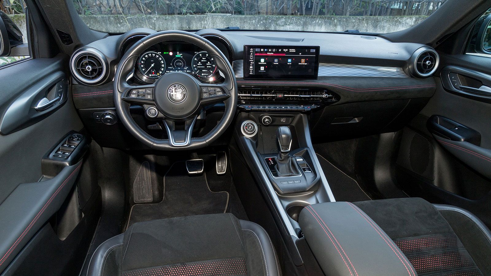 Alfa Romeo Tonale VS Opel Grandland. Ποιο ξεχωρίζει σε εξοπλισμό ασφάλειας και άνεσης.