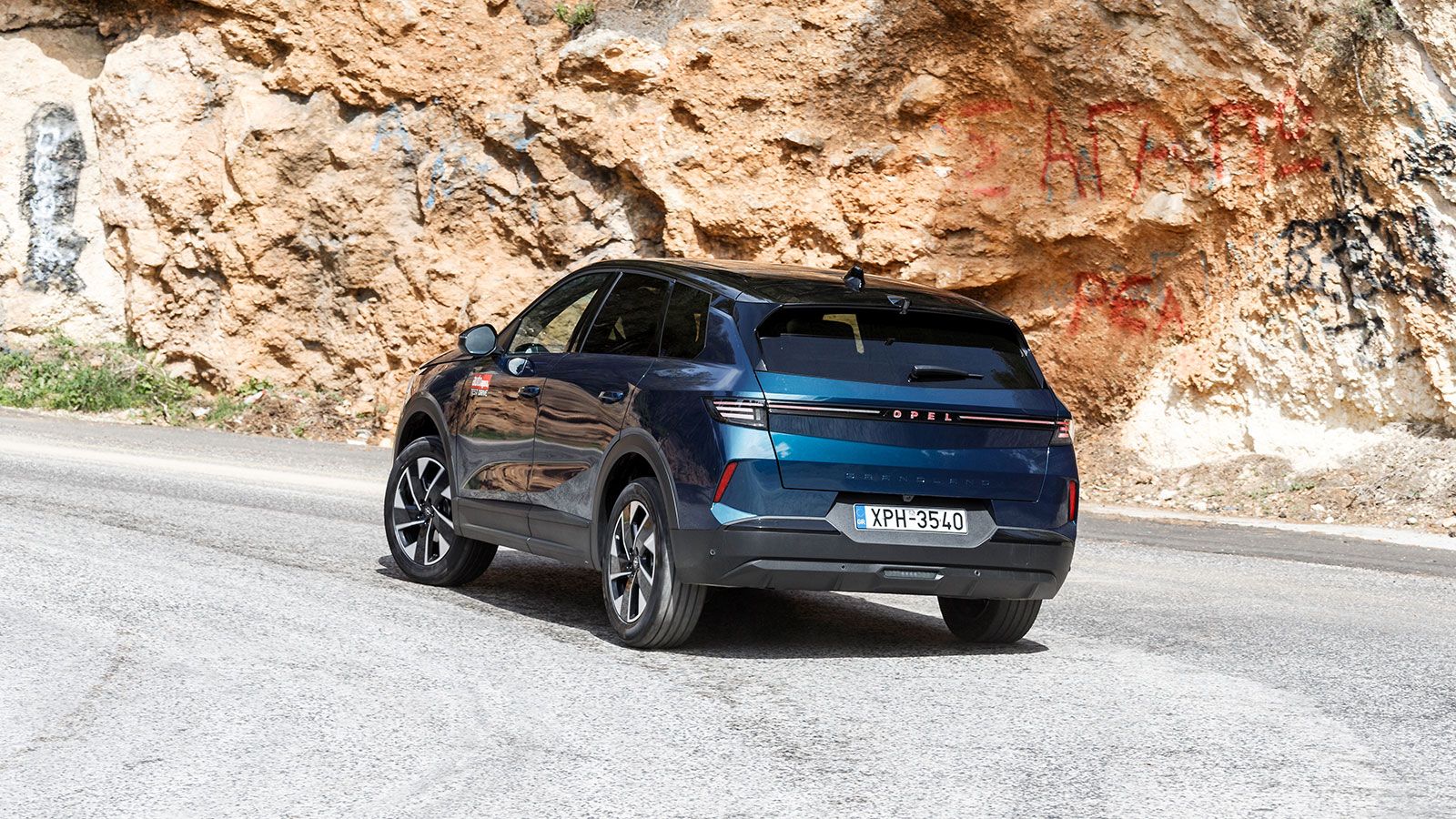 Opel Grandland Hybrid: Χώροι για 5 ψηλούς και 950 χλμ. αυτονομία