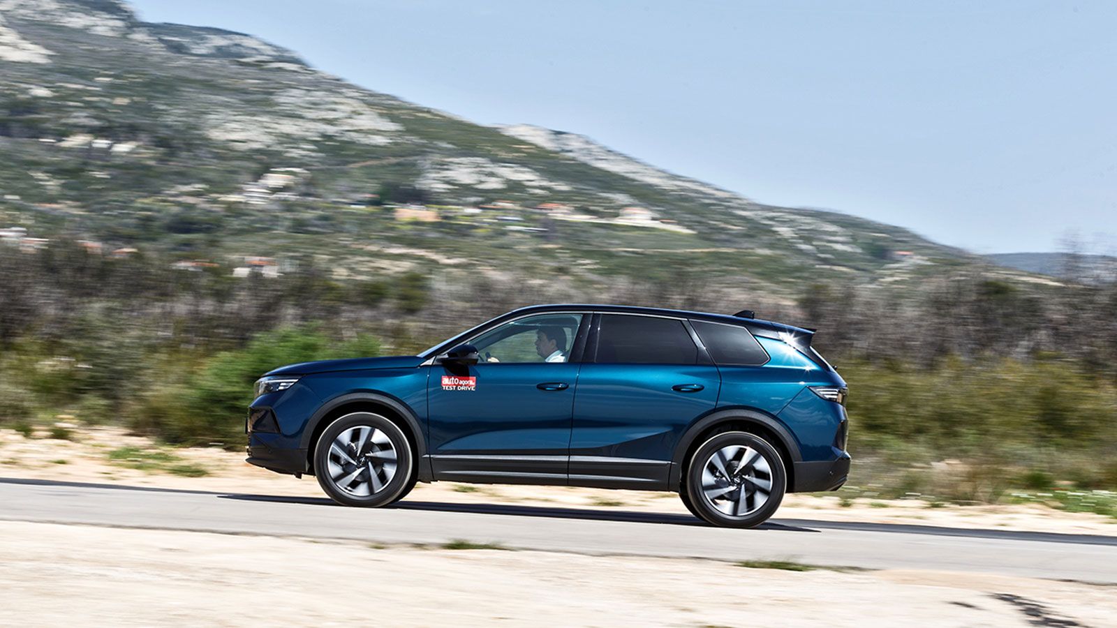 Opel Grandland Hybrid: Χώροι για 5 ψηλούς και 950 χλμ. αυτονομία