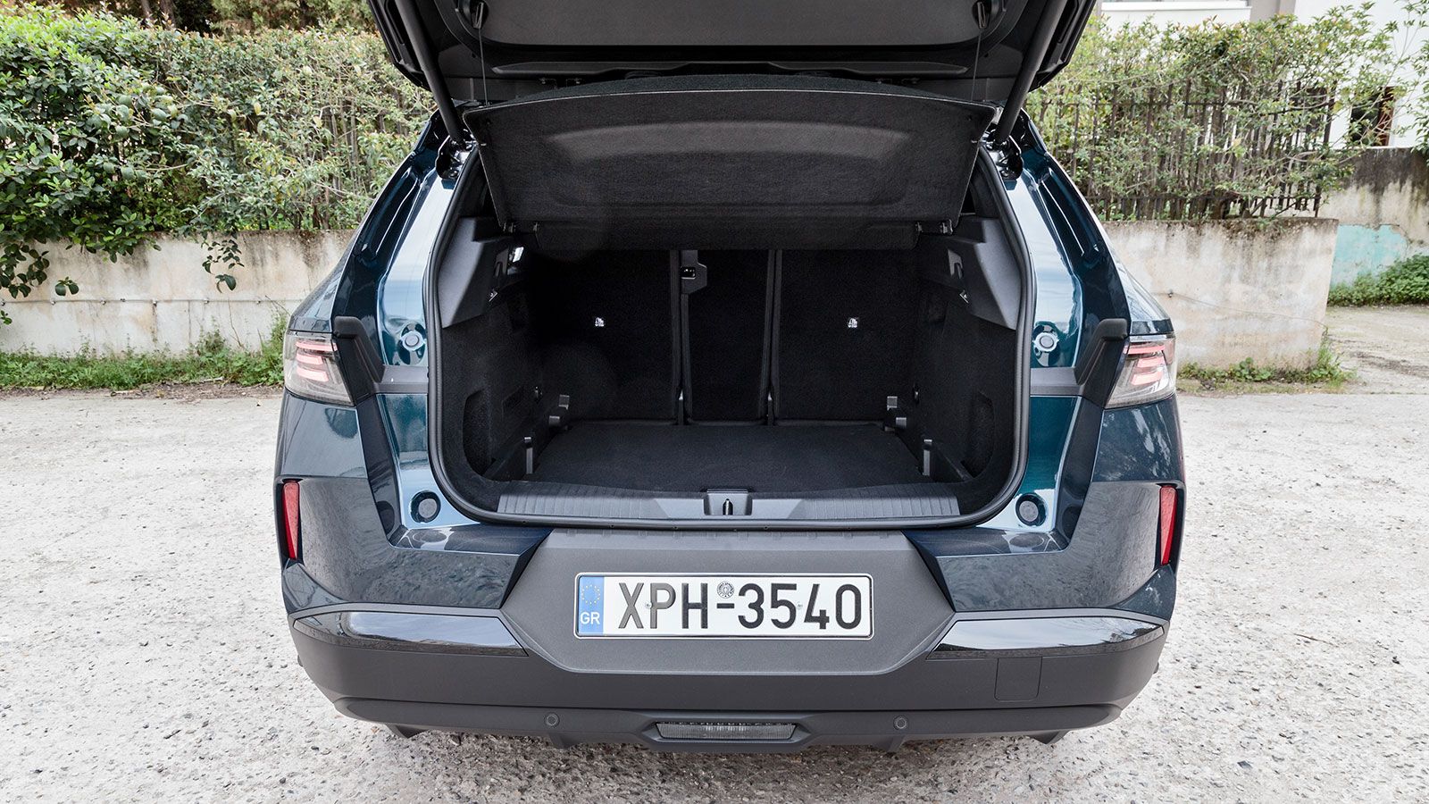 Opel Grandland Hybrid: Χώροι για 5 ψηλούς και 950 χλμ. αυτονομία