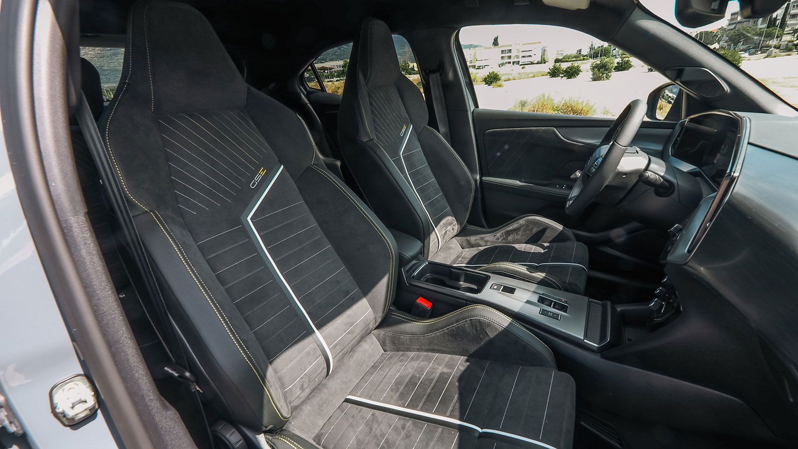 Τα GSe Performance καθίσματα με επένδυση Alcantara είναι αυτά που αλλάζουν αμέσως την ατμόσφαιρα στο εσωτερικό.