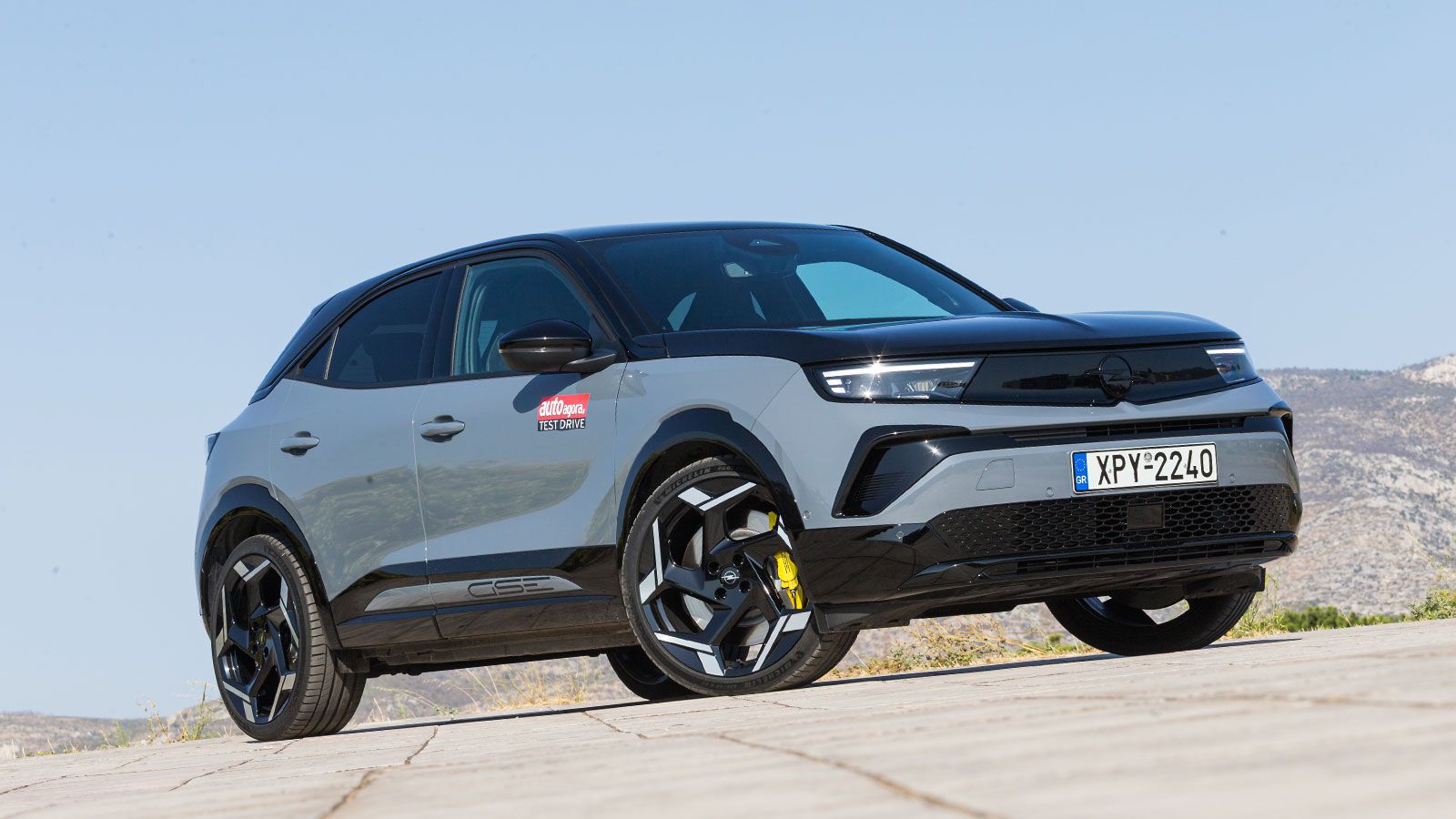 Το κλειστό Opel Vizor παραμένει το οπτικό κέντρο του εμπρός μέρους, όμως οι ειδικοί προφυλακτήρες και τα ένθετα που αντλούν έμπνευση από το αγωνιστικό