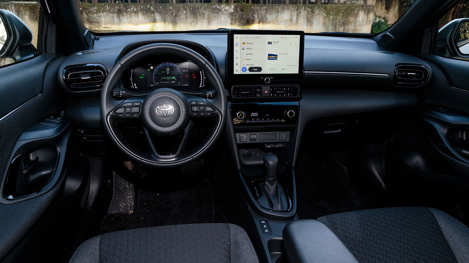 Peugeot 2008 VS Toyota Yaris Cross. Ποιο ξεχωρίζει σε εξοπλισμό ασφάλειας και άνεσης.