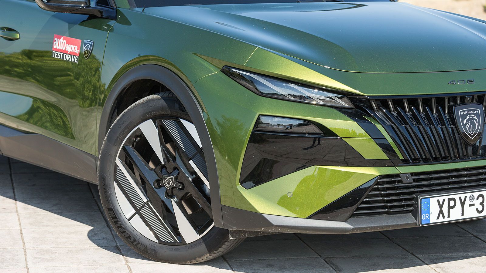 Η απόχρωση Flare Green αναδεικνύει υπέροχα τις γωνίες του ανανεωμένου 408.