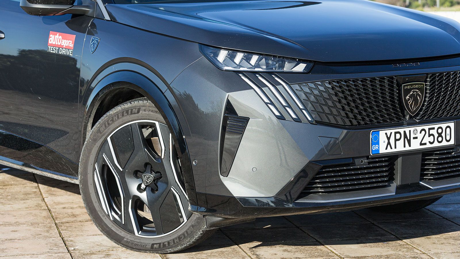 Οι τρεις φωτεινές «νυχιές» εκτείνονται κάτω από τους προβολείς.