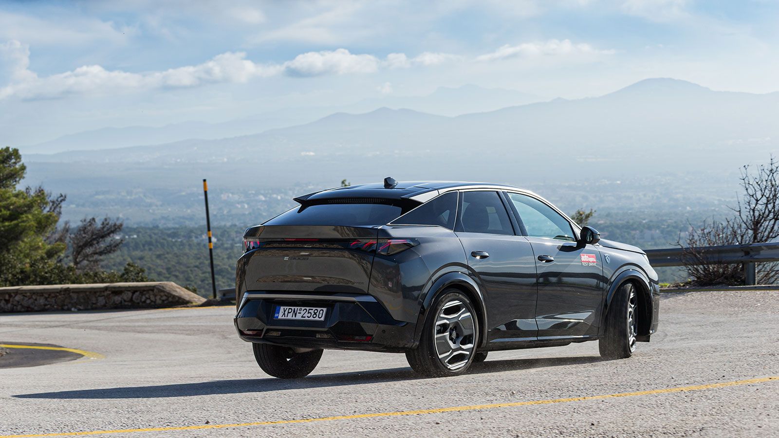 Βγάζει 400 χλμ. και φορτίζει από 20-80% σε 30 λεπτά (DC 160 kW).