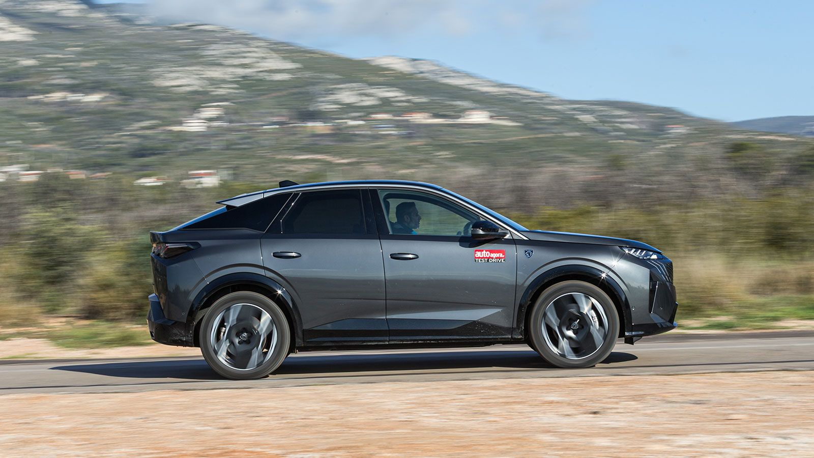 H χαμηλή γραμμή οροφής διαμορφώνει το χαρακτηριστικό fastback σουλούπι.