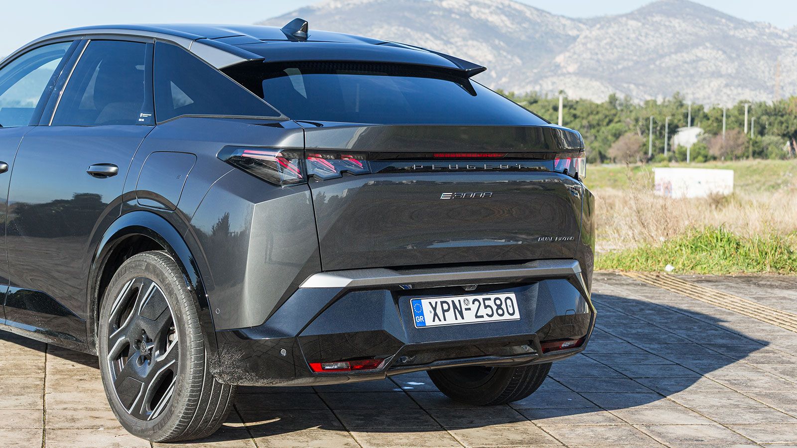 Τα πίσω φώτα ενώνονται από μία «απλή» μαύρη λωρίδα.