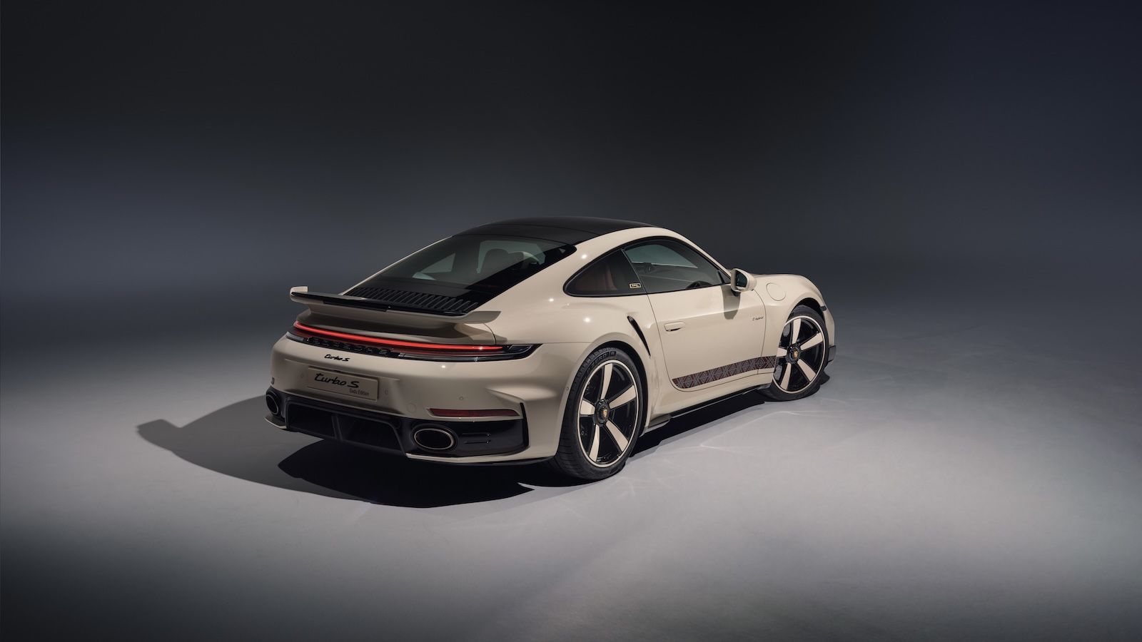 Η Porsche δημιούργησε μια έντονη οπτική αντίθεση τοποθετώντας το αεροδυναμικό πακέτο SportDesign σε γυαλιστερό μαύρο χρώμα, το οποίο περιλαμβάνει ανασ